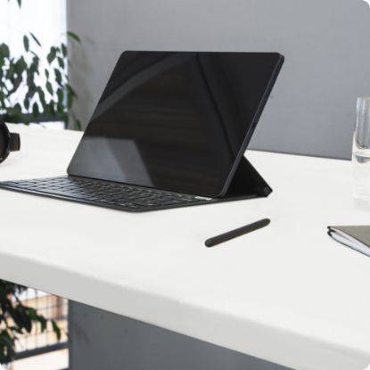 Slika Električna dvižna pisalna miza z melaninsko ploščo, črna